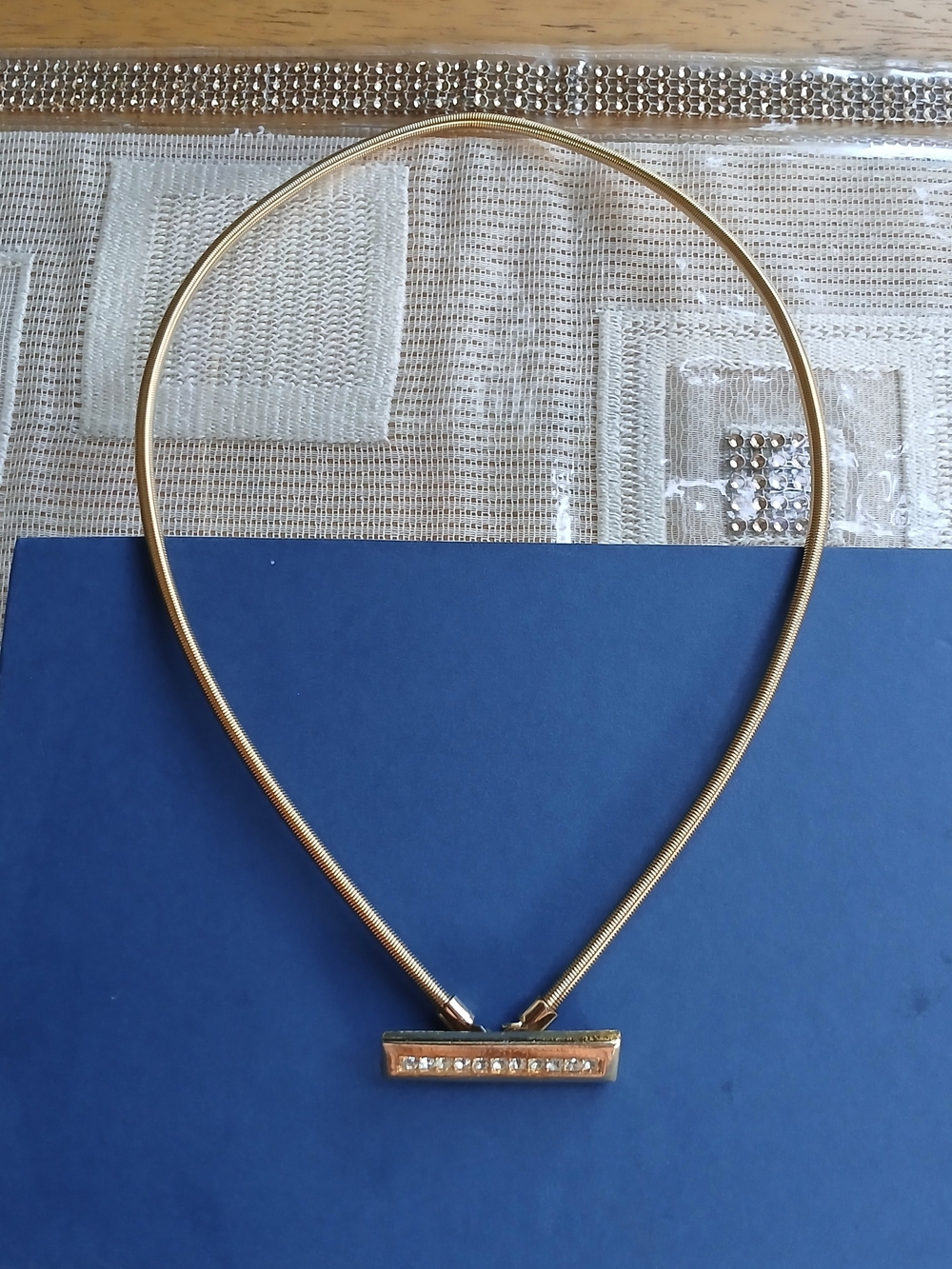 Vintage disco style gold tone skinny serpentine metal belt.